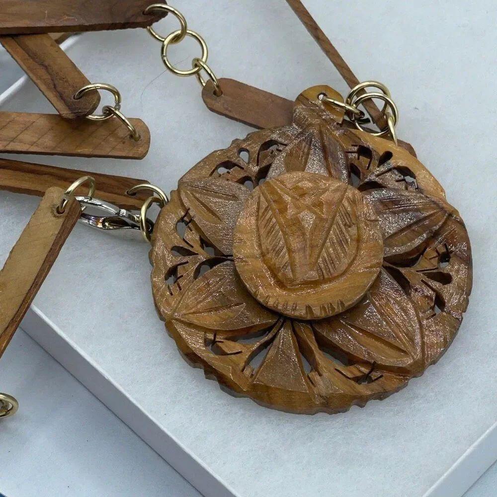 Vintage 70’s boho Olive Wood floral necklace.